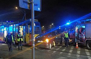 Taksówka wjechała pod tramwaj na Obozowej