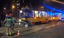 Taksówka wjechała pod tramwaj na Obozowej