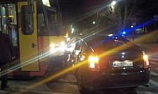 Taksówka wjechała pod tramwaj na Obozowej