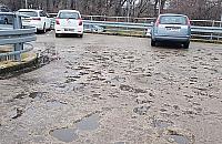 Parking grozy przy przychodni na Tarchominie. Czekają aż ktoś się połamie?