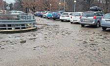 Parking grozy przy przychodni na Tarchominie. Czekają aż ktoś się połamie?