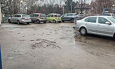Parking grozy przy przychodni na Tarchominie. Czekają aż ktoś się połamie?