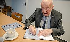 Książka profesora na aukcji WOŚP. Poświęcił życie ptakom i Bielanom