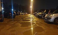 Od lat czekają na asfalt. "Mamy dość jazdy i chodzenia po błocie"