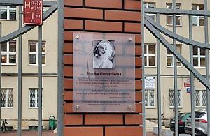 Pamiątkowa tablica dla wielkiej gwiazdy międzywojennej Polski