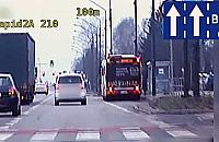 Czy można jechać buspasem prosto przez skrzyżowanie? Policja przypomina