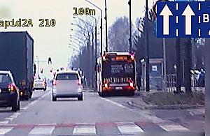 Czy można jechać buspasem prosto przez skrzyżowanie? Policja przypomina