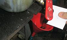 Mistrz kamuflażu. Spalał stary olej tuż obok siedziby straży miejskiej