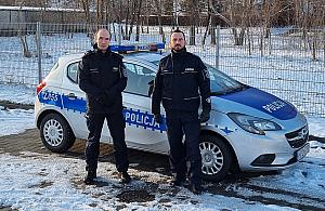 Auto utknęło w białołęckim błocie. Pomogli policjanci