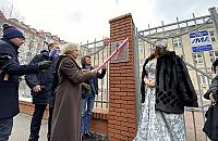 Skromna tablica ku czci wielkiej gwiazdy ods�oni�ta