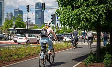 Radny zabawia się w trolla. "Zabrać Trzaskowskimu limuzynę, niech jeździ rowerem"