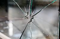 Demolka na Jelonkach. Półnagi mężczyzna, zbita szyba i krzyki po rosyjsku