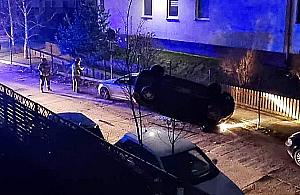 Groźne dachowanie na Białołęce. Kierowca rozbił cztery auta
