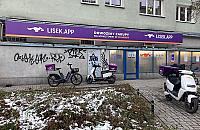 Aktywiści przeciwko sklepom z szybką dostawą: "Niszczą miasto"