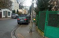 Latarnie stoją na środku chodnika. Nie tak łatwo je przestawić