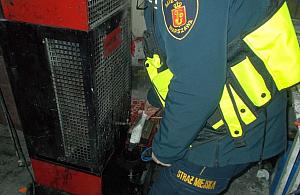 Ogrzewali warsztat starym olejem. Interweniowała straż miejska