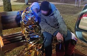 Mężczyzna klęczał nad nieprzytomną i wzywał pomocy. "Po prostu się przewróciła"