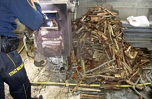 Kamieniarz zadymił okolicę. Przyjechali do niego strażnicy