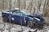 Porzucony wrak między drzewami. "To musiała być ogromna prędkość"