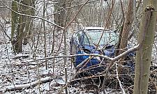 Porzucony wrak między drzewami. "To musiała być ogromna prędkość"