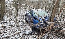 Porzucony wrak między drzewami. "To musiała być ogromna prędkość"