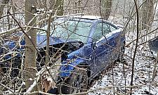 Porzucony wrak między drzewami. "To musiała być ogromna prędkość"