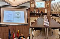 Puste ławy na sesji rady dzielnicy. "Wszyscy naraz zachorowali?"