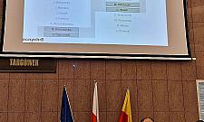 Puste ławy na sesji rady dzielnicy. "Wszyscy naraz zachorowali?"