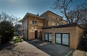 Willa Plus na Mokotowie. Państwowy holding obniżył cenę i sprzedał dom fundacji