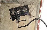 Zaśmiecili posesję i kradli prąd