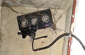 Zaśmiecili posesję i kradli prąd