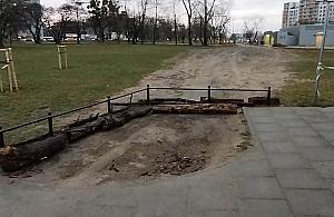 Bielański Serek rozjeżdżają samochody. "Ktoś ukradł ogrodzenie"