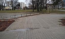 Bielański Serek rozjeżdżają samochody. "Ktoś ukradł ogrodzenie"