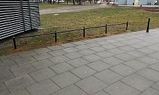 Bielański Serek rozjeżdżają samochody. "Ktoś ukradł ogrodzenie"