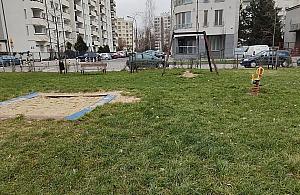 Zielony skwer z parkingiem zamiast podwórka rodem z PRL-u?