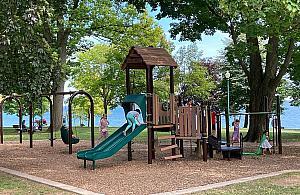 Boisko i plac zabaw przy Szafirowej?