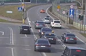 Weselnicy w Jabłonnie omal nie doprowadzili do karambolu. "Drogowi piraci nie unikną kary"