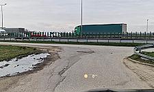 Batalionów Chłopskich do pilnej budowy. "Bardzo dużo samochodów tymi dołami jeździ"