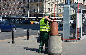 Na tym przystanku od lat czekają na kosz na śmieci. Jak długo jeszcze i co stoi na przeszkodzie?
