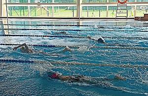 Nocne darmowe pływanie na Woli