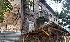 Niszczejąca zabytkowa kamienica kontra urzędowe przepychanki