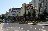 Betonowe zapory przy stacji metra zostaną na zawsze?