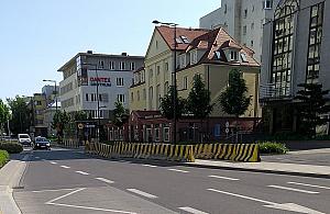 Betonowe zapory przy stacji metra zostaną na zawsze?