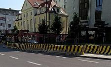 Betonowe zapory przy stacji metra zostaną na zawsze?