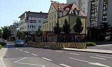 Betonowe zapory przy stacji metra zostaną na zawsze?