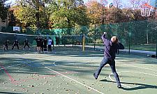 Oświetlenie w parku Sowińskiego, a obok zielony labirynt