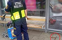 Biega� po ulicy wymachuj�c no�em