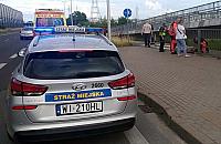 Zasłabł za kierownicą. Wyszedł z samochodu i upadł