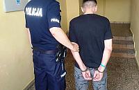 Wszedł do klatki schodowej, po chwili wyszedł z niej w kajdankach