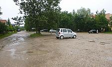 Parking kością niezgody. "Nie mają prawa korzystać z prywatnej drogi"